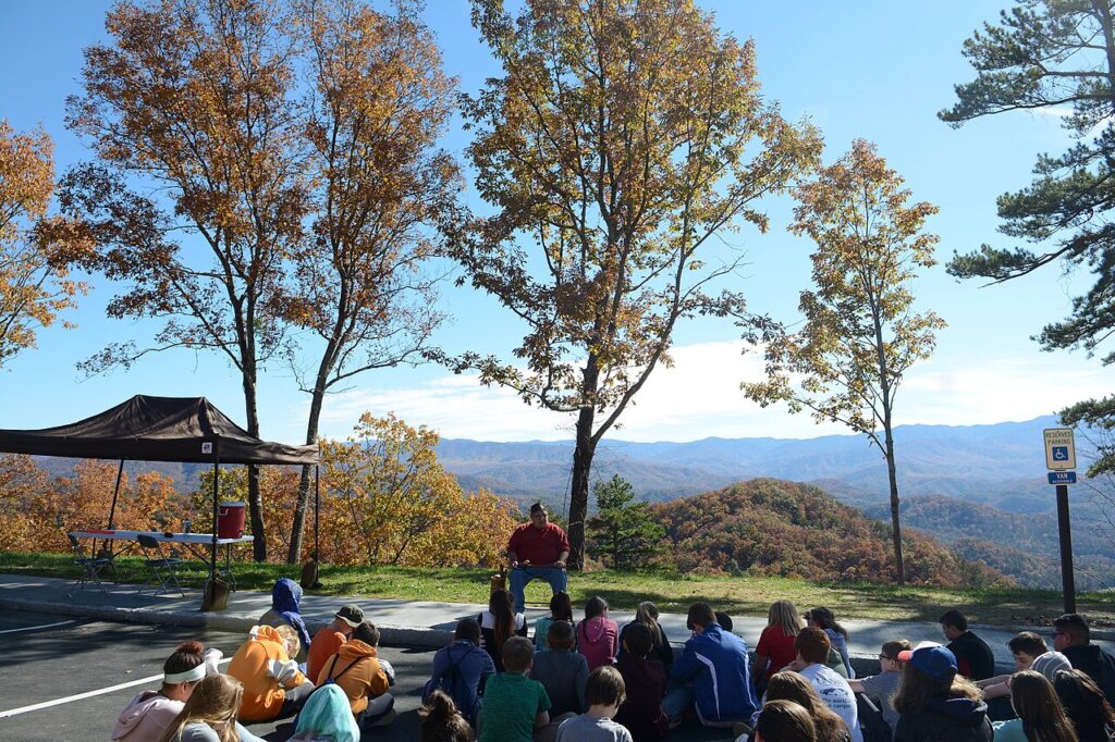 Matthew Tooni, ein Cherokee-Storyteller, spricht im Great Smoky Mountains National Park mit Studierenden.