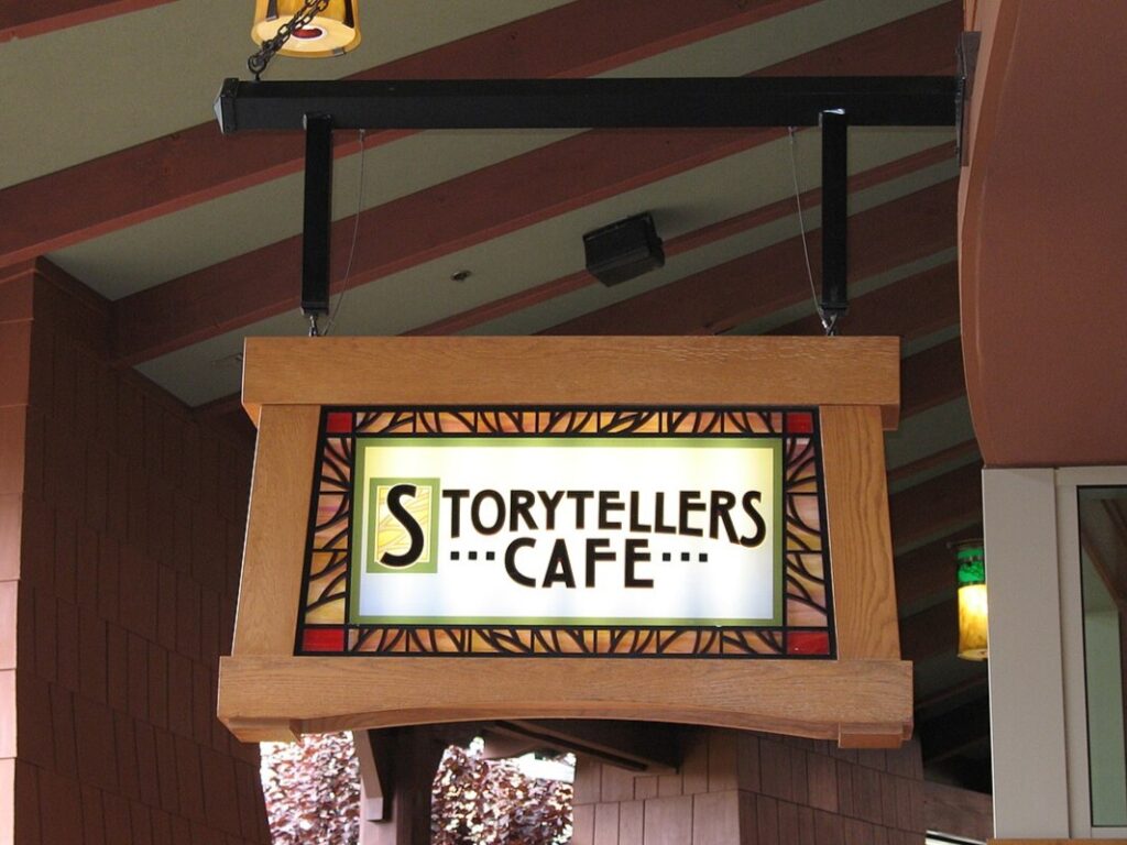 Storytellers Café steht auf einem bunten Schild